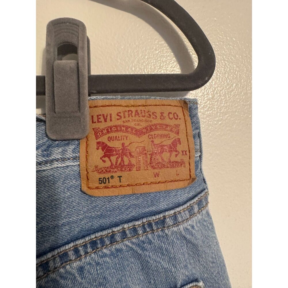 Levi's 501 T Taper Jeans Women's Men's 30x28 Light Wash Distressed Denim - Picture 3 of 5